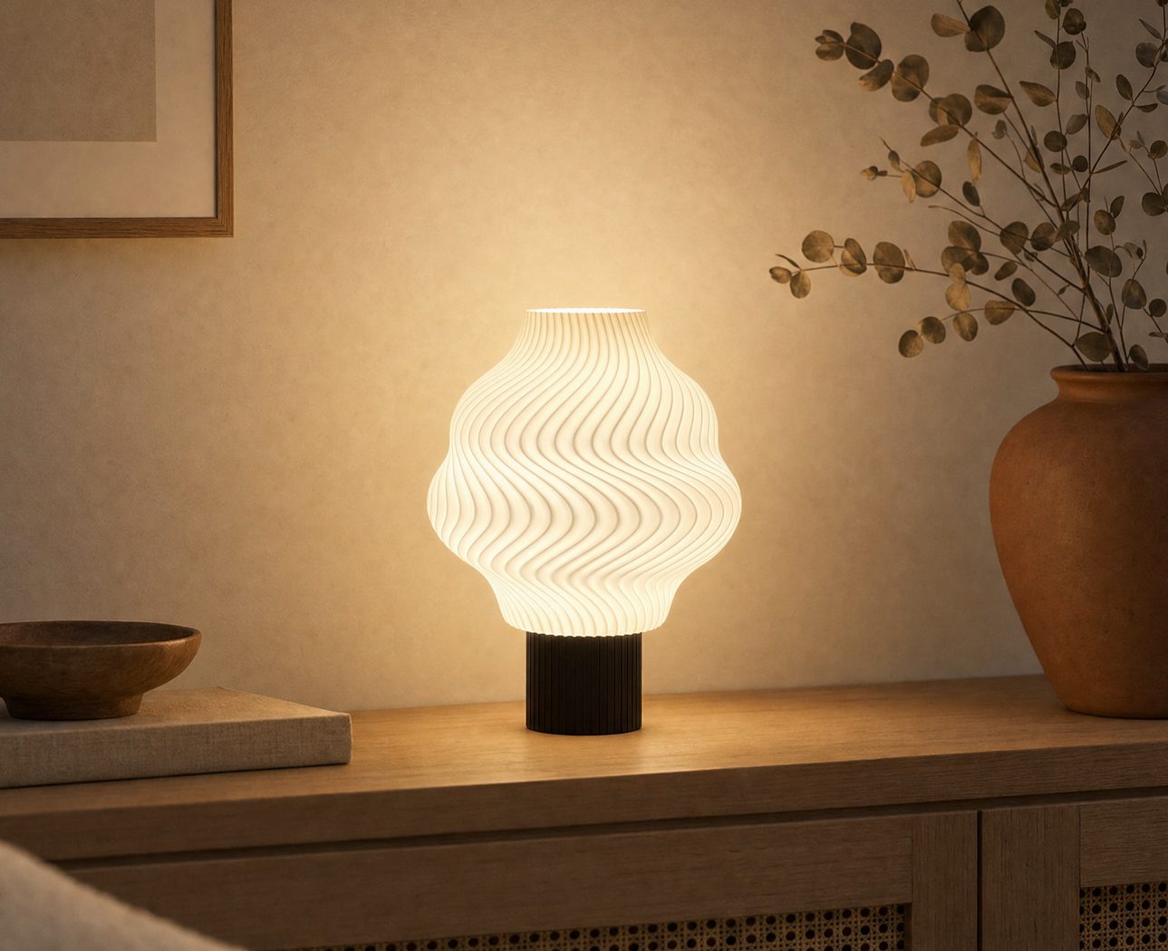 Lampa stołowa Twist Blossom zapalona na dębowej komodzie w salonie